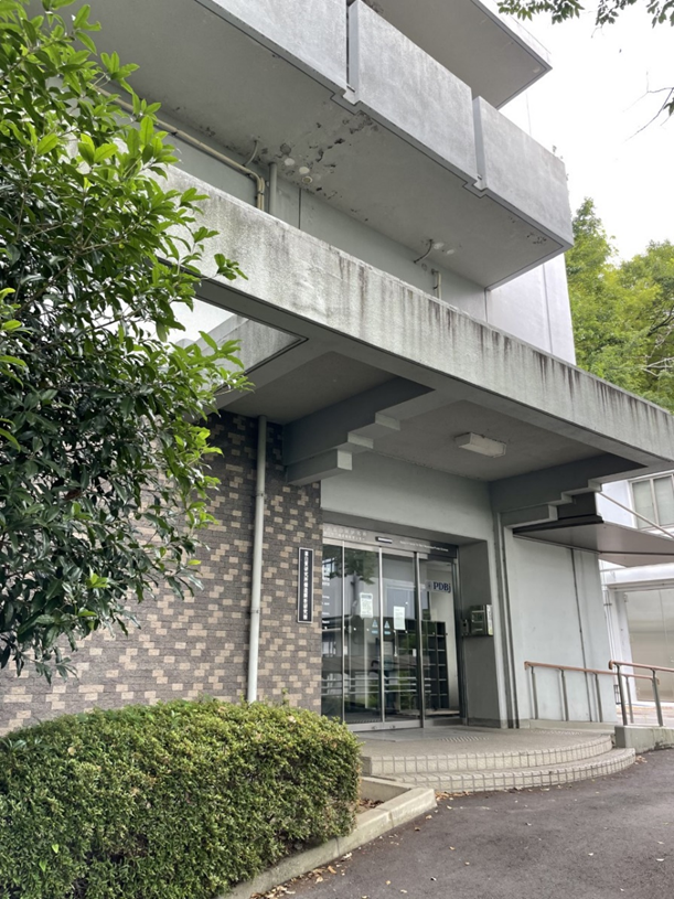 構造解析研究棟の外観